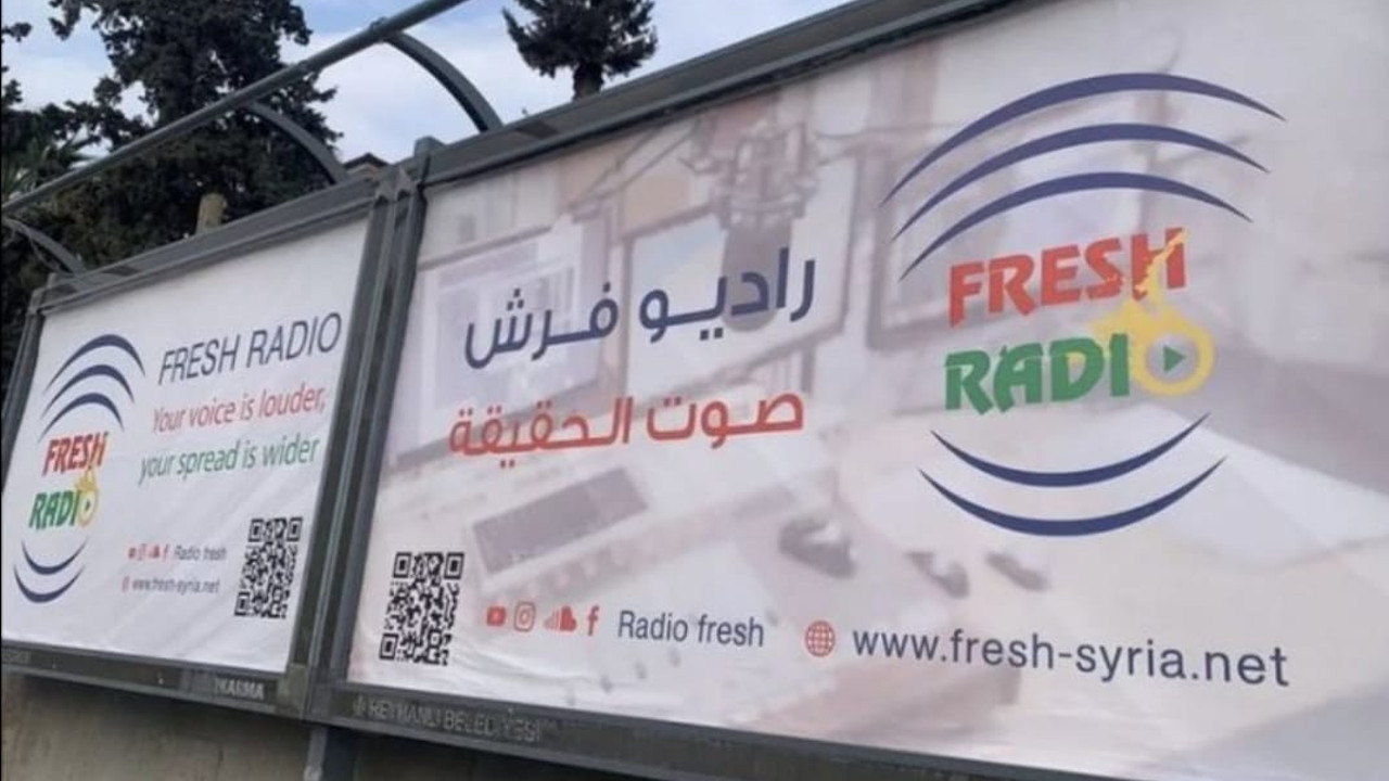 Suriyeliler radyo kurdu. Belediyenin panolarından reklam yaptılar