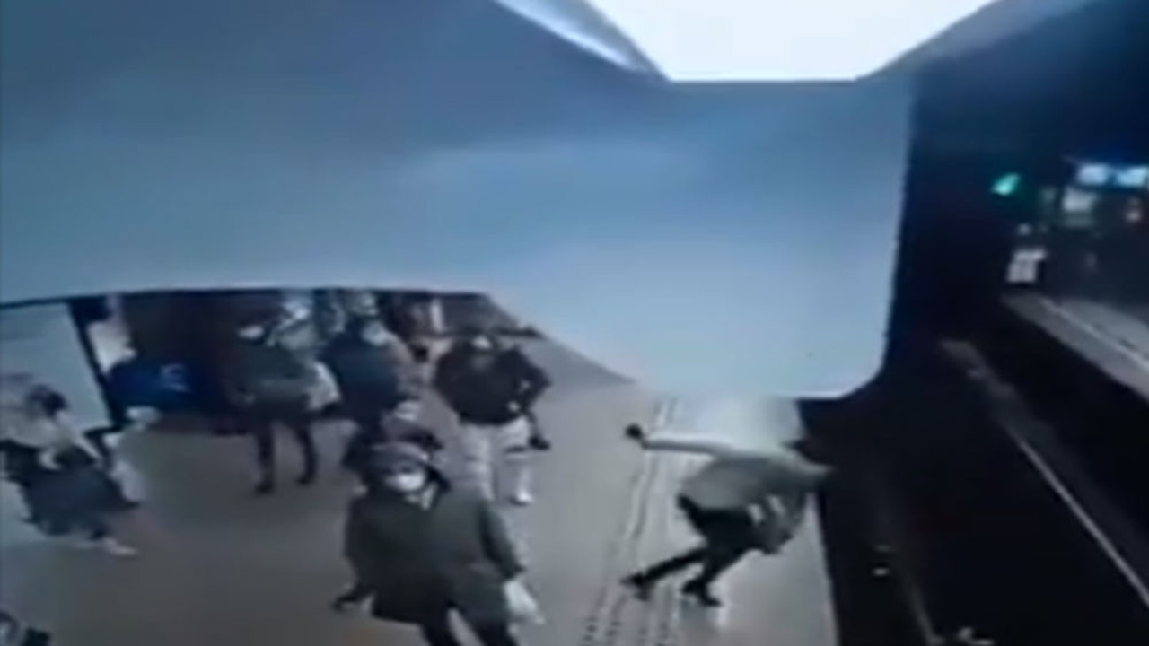 Bu nasıl alçaklık. Metro bekleyen kadını raylara itti