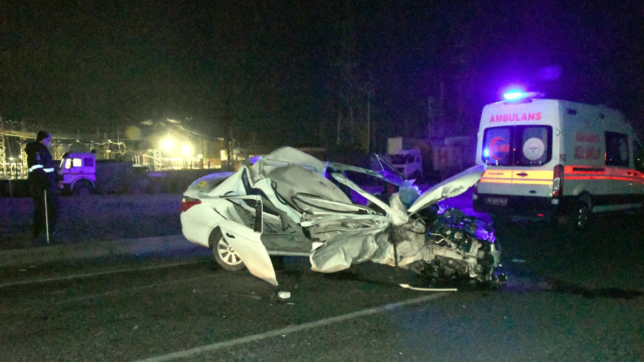 Otomobil TIR’a çarptı. 2 ölü, 1 yaralı