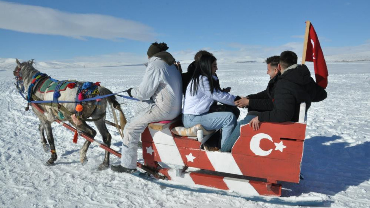 Çıldır Gölü'nde atlı kızak keyfi