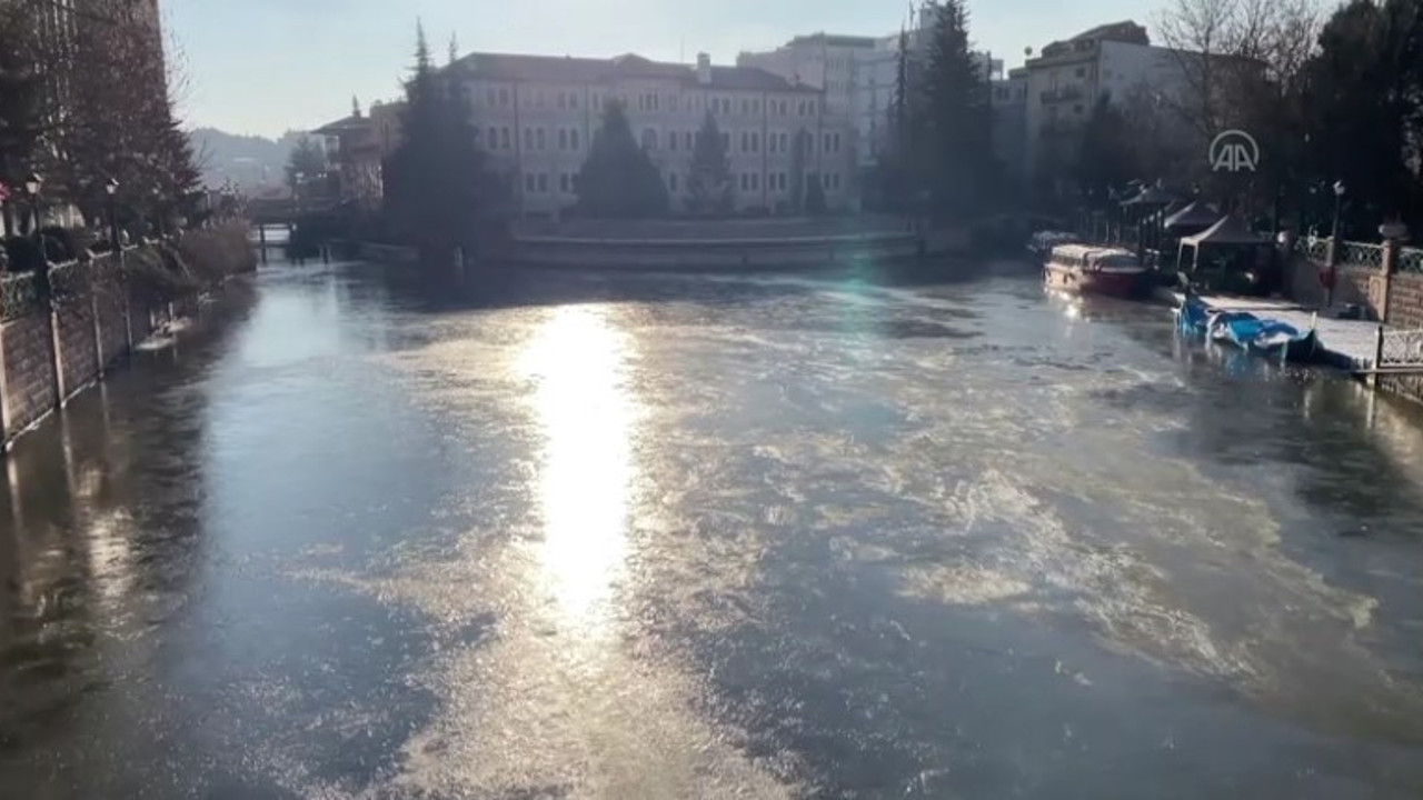 Porsuk Çayı'nın yüzeyi buz tuttu