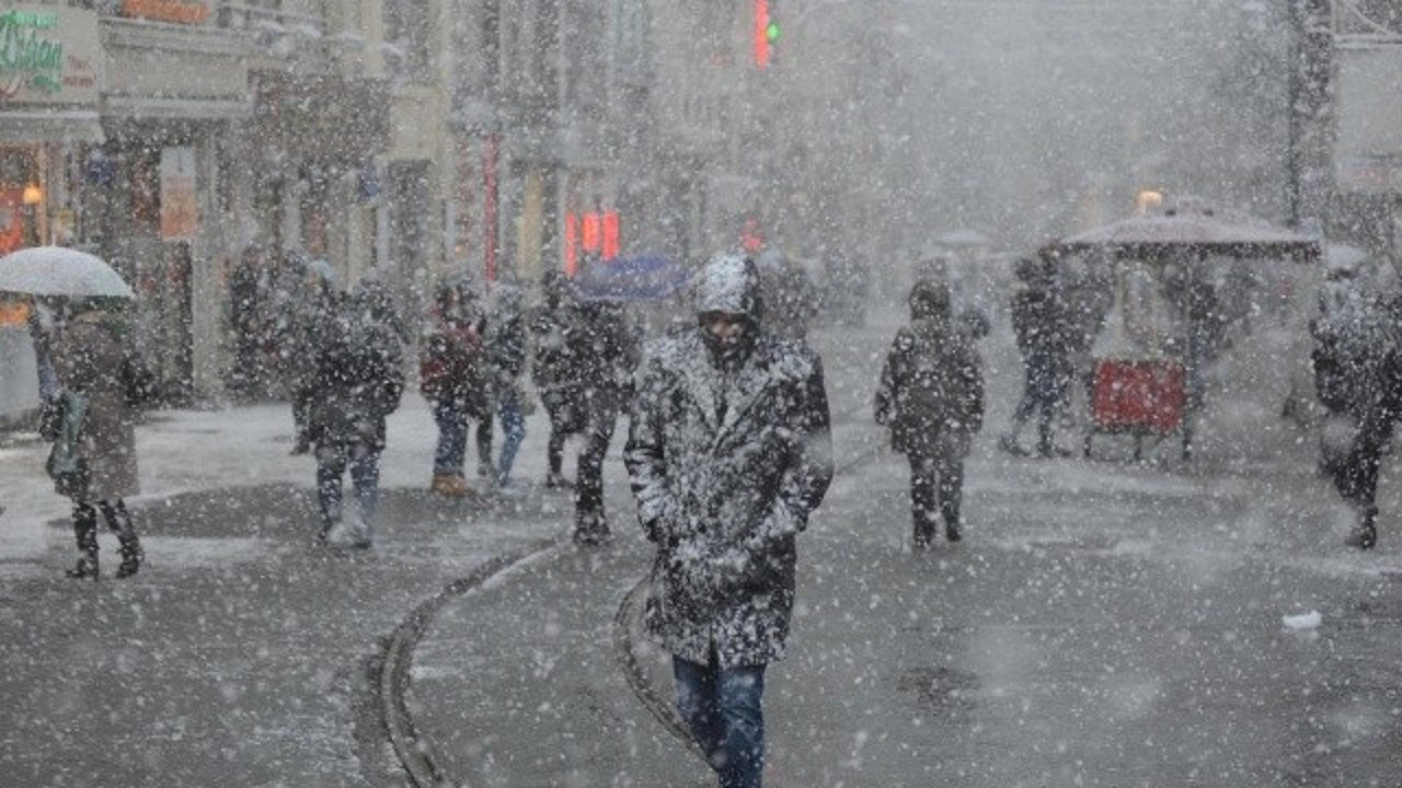 Meteoroloji radyosu bas bas bağırıyor. Her yerden yaklaşıyor