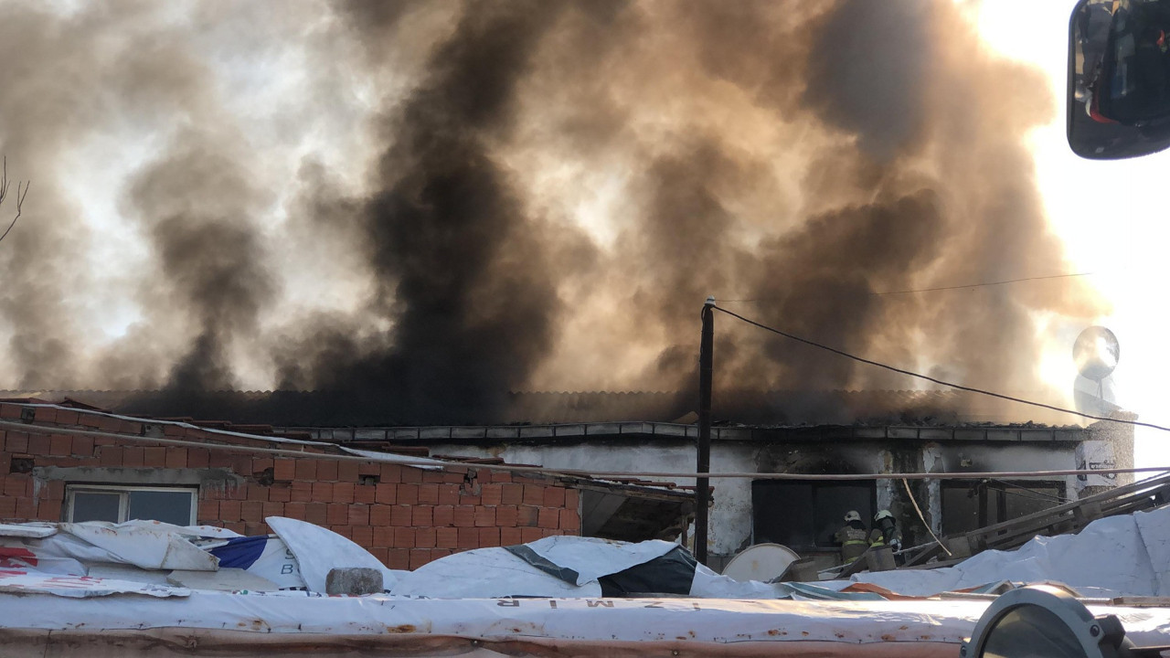 İzmir'de bit pazarı alanında yangın