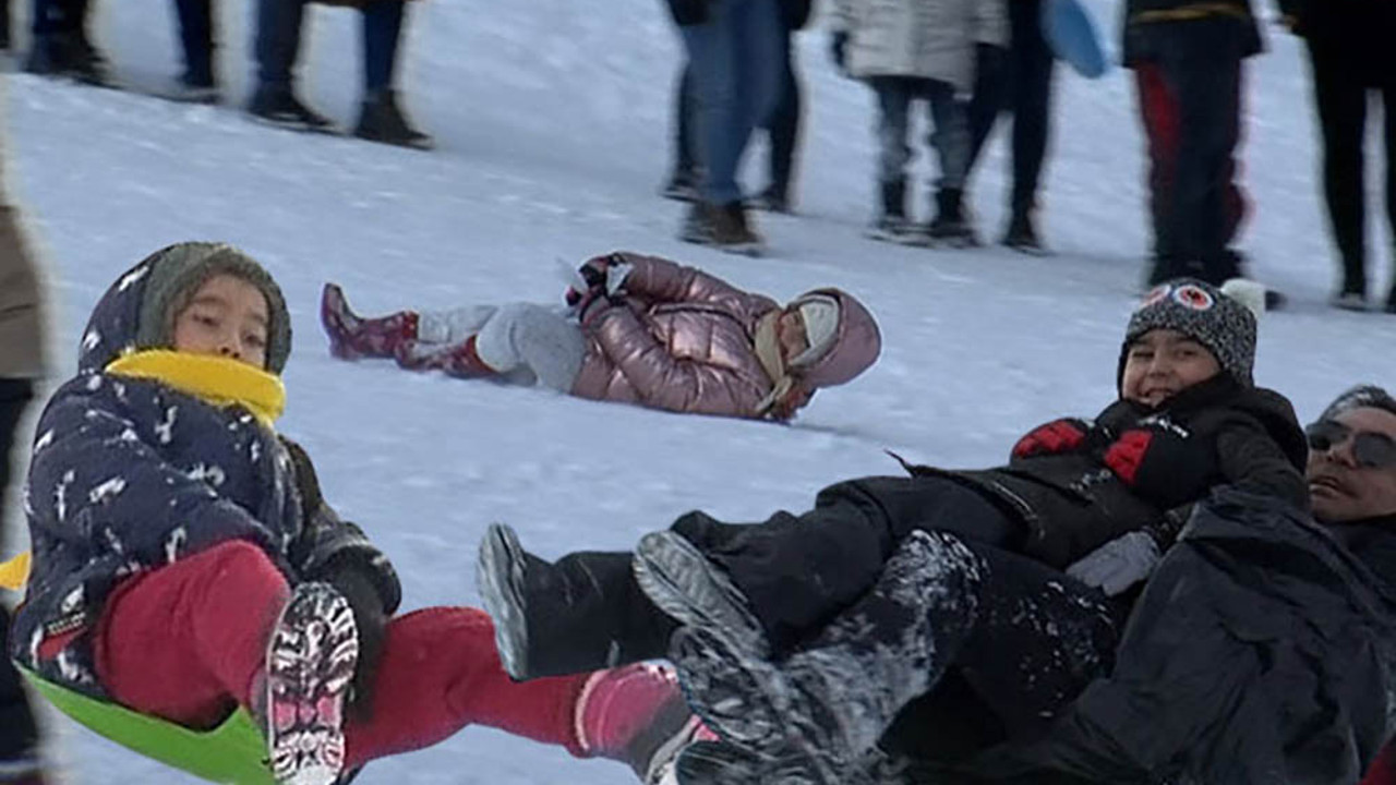 Uludağ'daki kayak pistlerinde selfie, kızak, poşet tehlikesi
