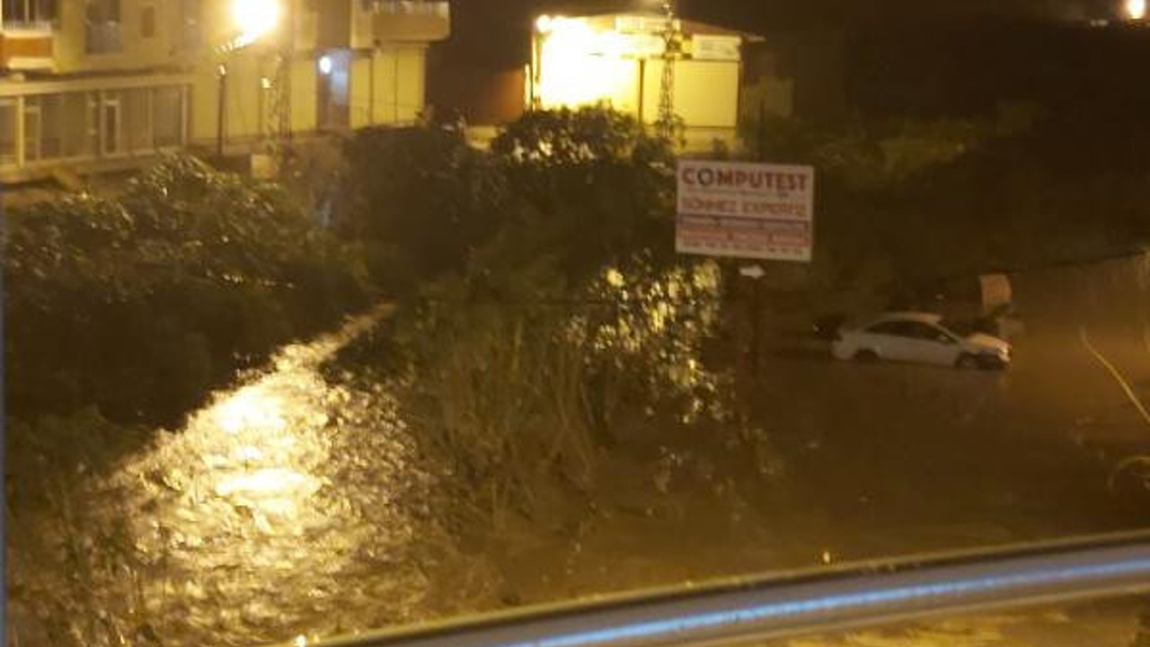 Samandağ'ı sağanak vurdu: Dere taştı, araçlar zarar gördü