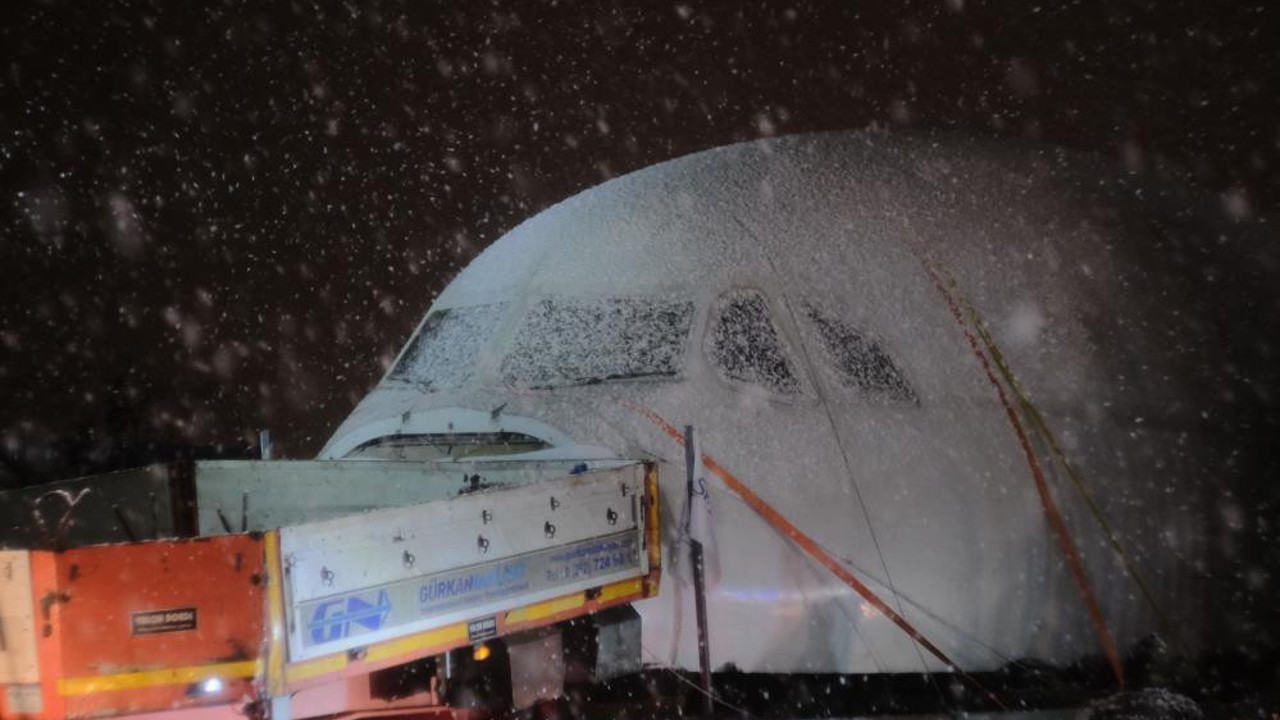 İstanbul'da dev yolcu uçağını 12 parçaya böldüler