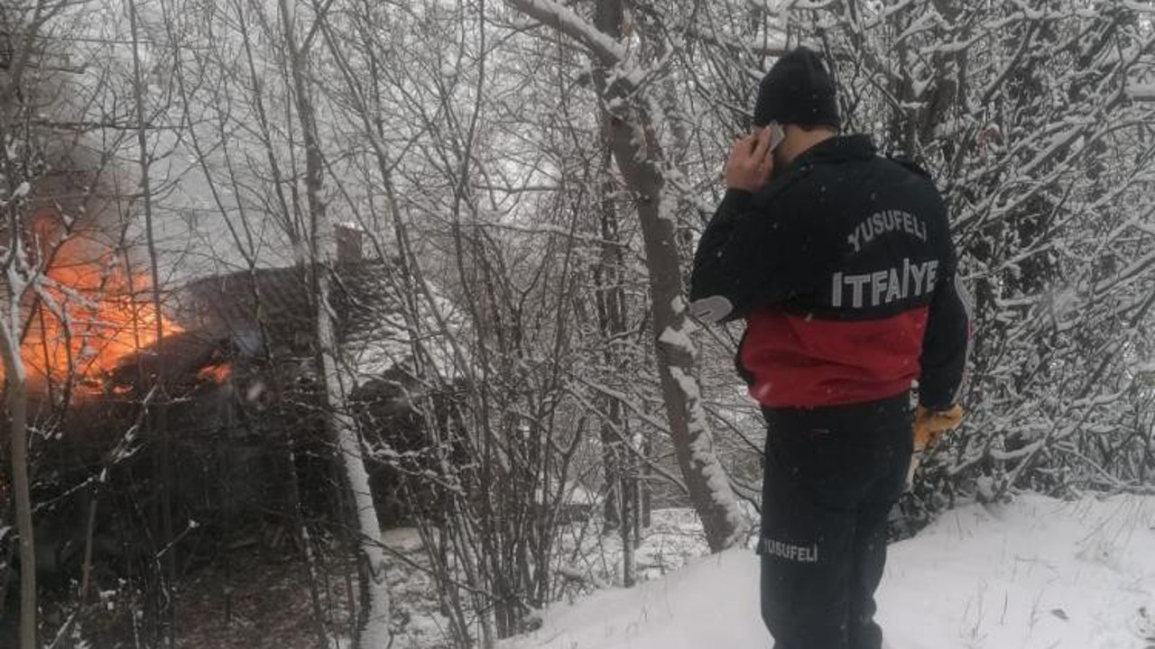 Yanan bir ev bitişikteki 3 evi yaktı