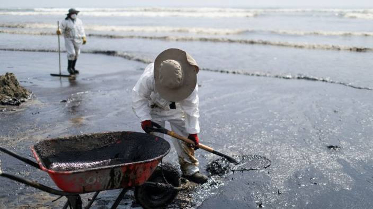 Varil varil petrol okyanusa sızdı. Ünlü plaj kapatıldı