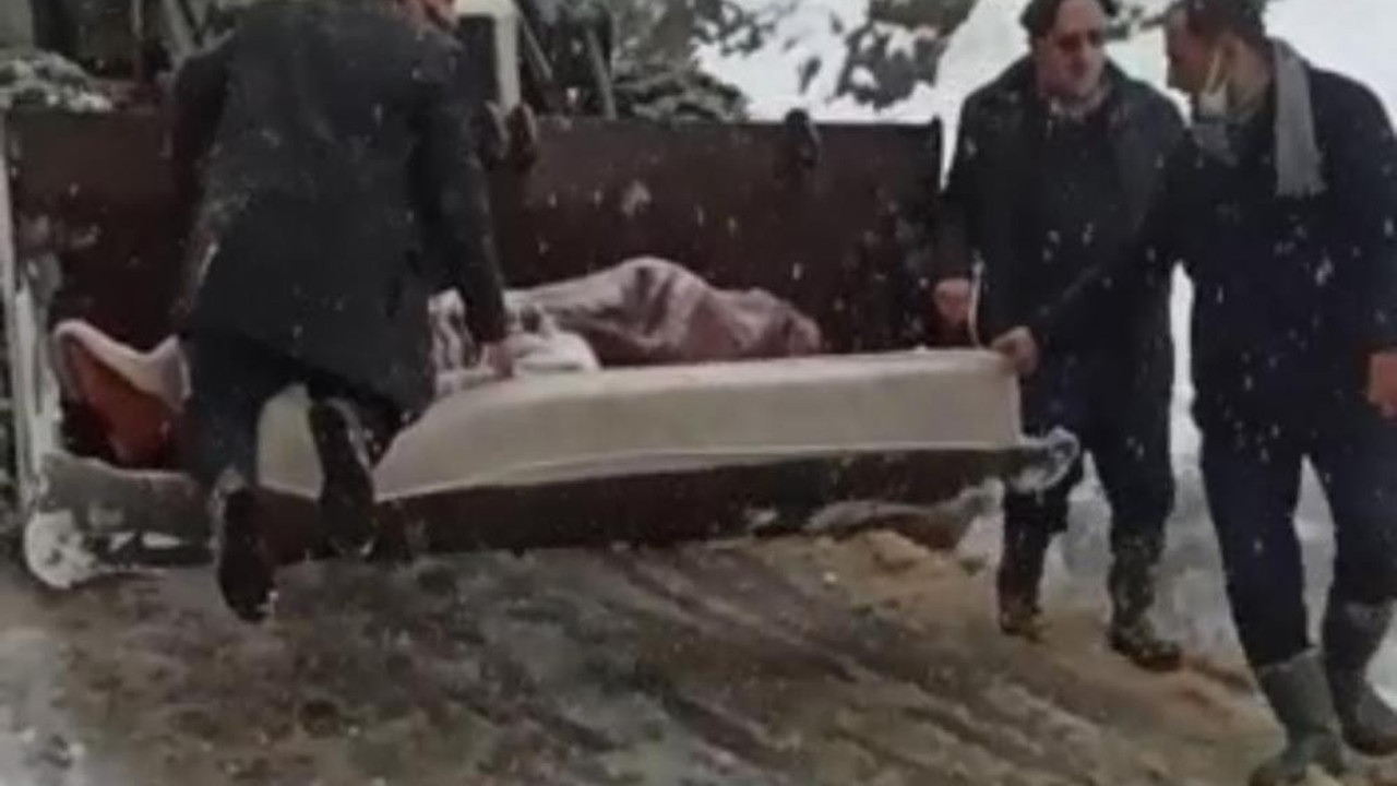 Rize'de karı temizleyen iş makinesi 150 metreden uçtu