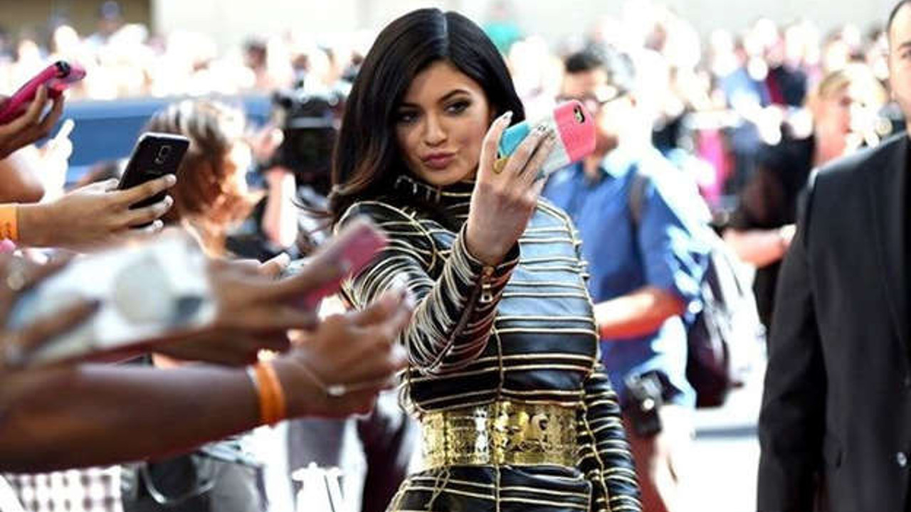 Kylie Jenner 300 milyon takipçi ilre Instagram'ın yeni kraliçesi oldu