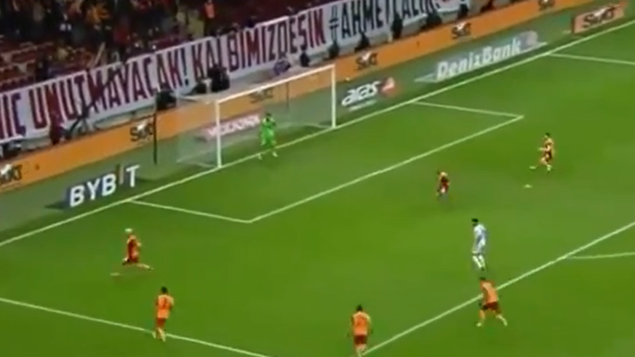 İsyan ve öfke. Galatasaray taraftarı bu pozisyona çıldırdı!