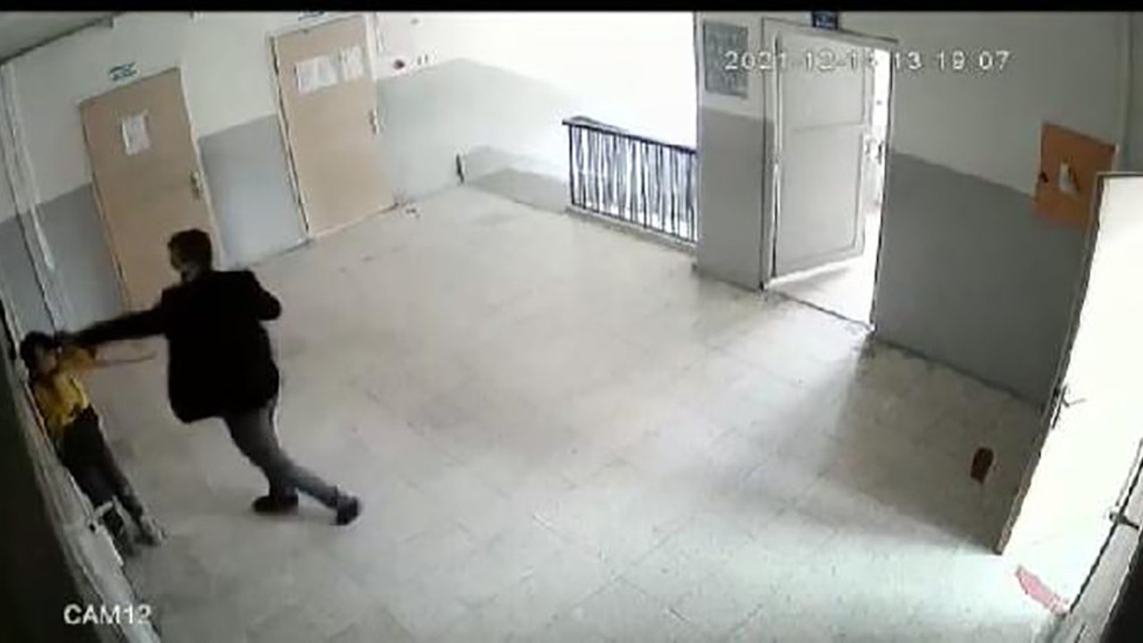 Torpili büyük olmalı. Küçük öğrenciyi acımasızca dövmüştü. Güya öğretmenlikten alınmıştı, bakın yeni görevi ne oldu