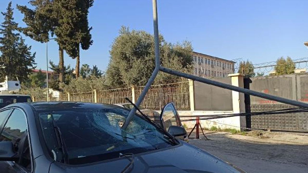 Seyir halindeki otomobile direk saplandı