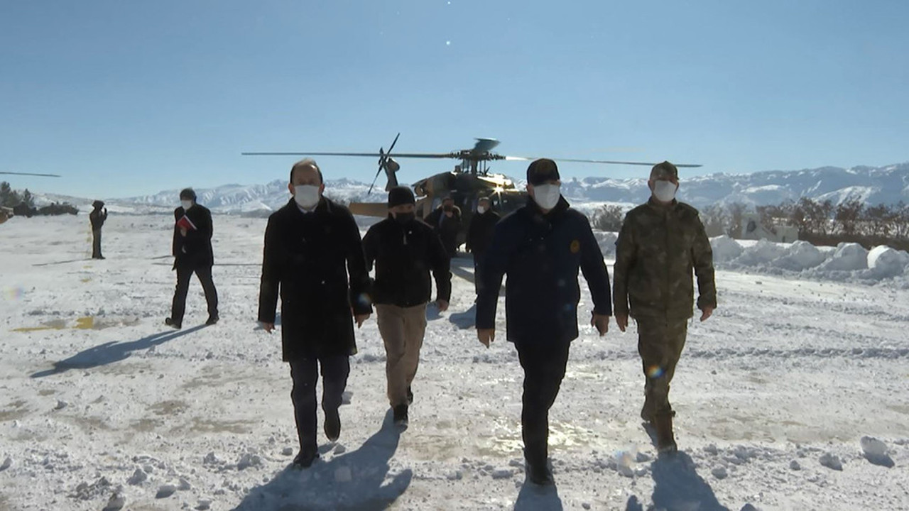 Bakan Akar ve komutanlar sınır hattında