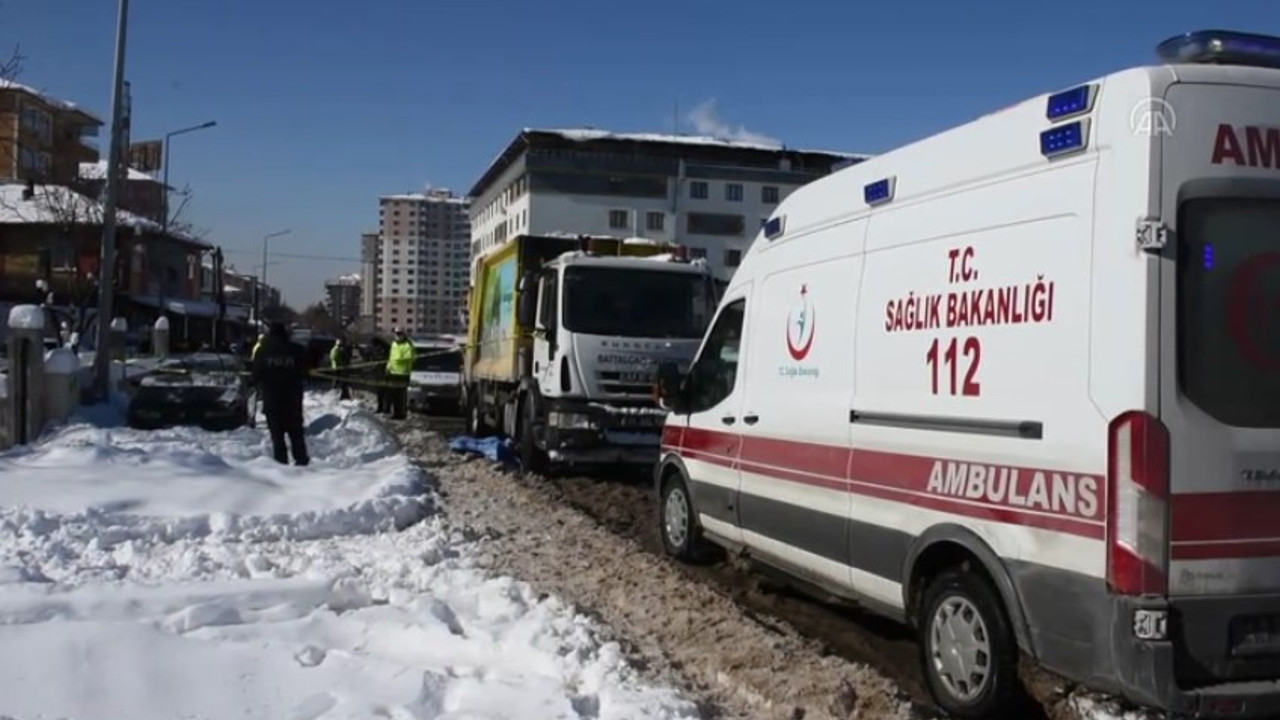 Dehşete düşüren olay! Çöp kamyonu kadını ezdi