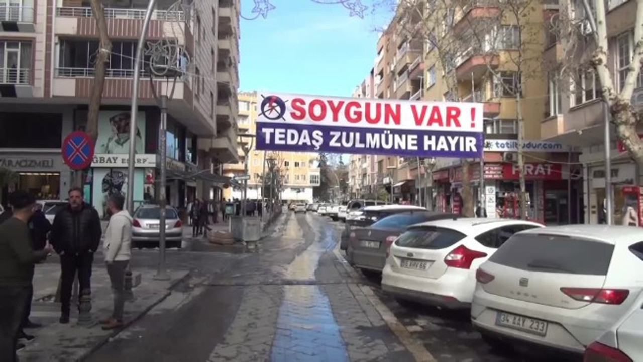 Esnaf yüksek elektrik faturalarına isyan etti ‘Soygun var’ pankartı astılar