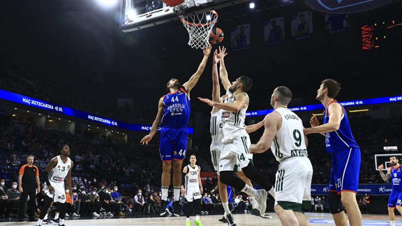 Anadolu Efes son saniyede kazandı '82-81'