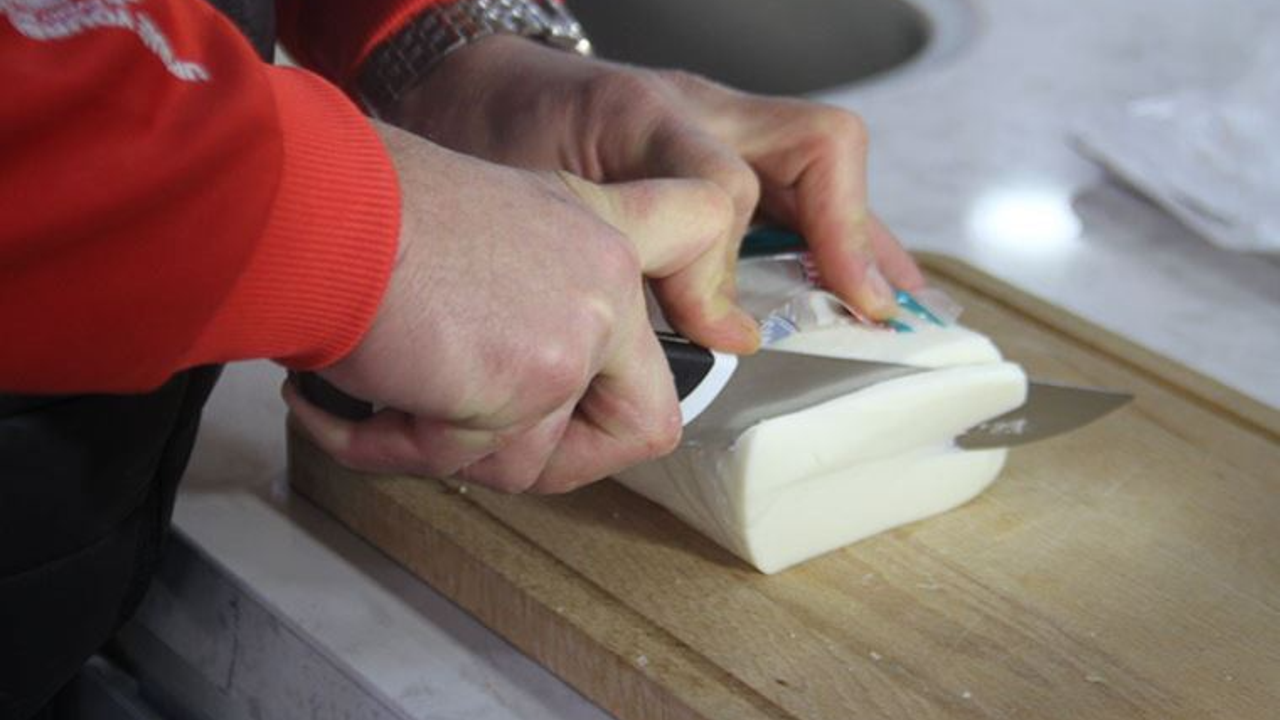 Vatandaş evinde kendi kaşar peynirini üretmeye başladı
