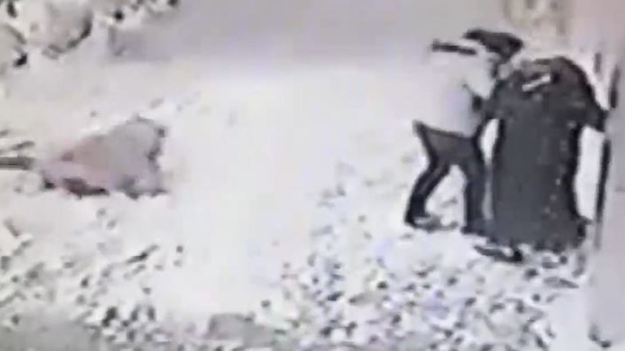 Yürürken üzerine kar kütlesi düştü