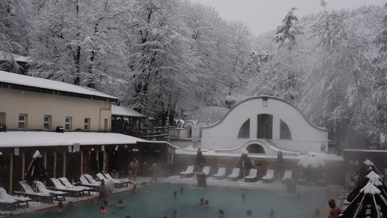 Yalova'da dondurucu havada havuz keyfi