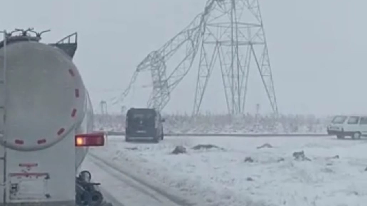 Kırşehir'de rüzgar yüksek gerilim hattı direğini yıktı