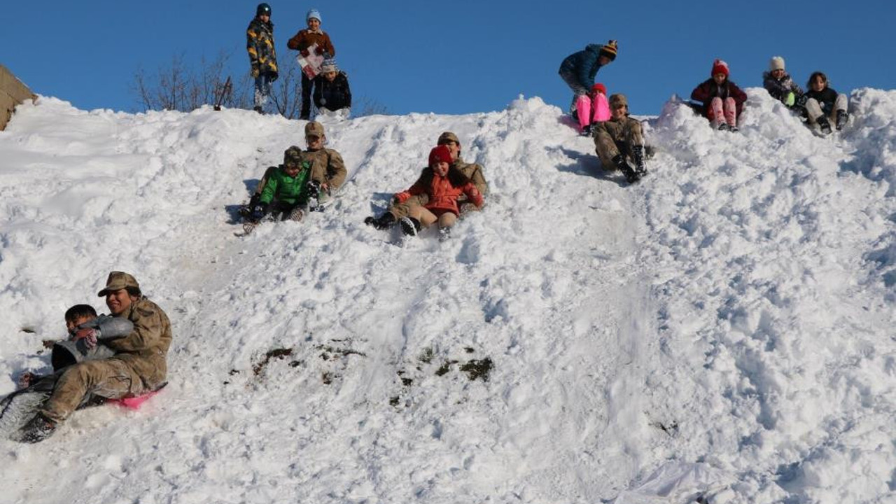 Bingöl'de jandarma çocuklarla çocuk oldu