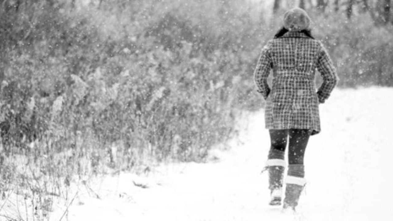 Uzman isimden kritik uyarı: İşte karlı ve buzlu yolda düşmeden yürümenin formülü