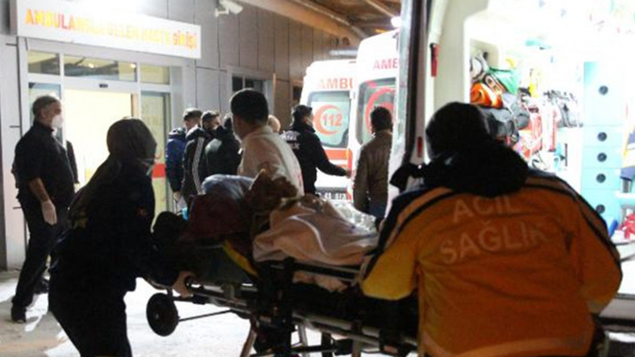 Kardan yollar kapanınca hamile kadın araçta doğum yaptı