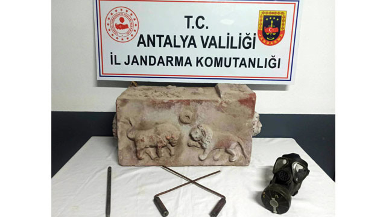 Roma dönemine ait mezar taşlarıyla yakalandılar