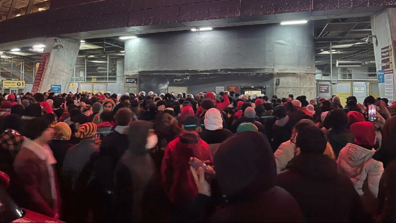 Galatasaray taraftarı kapıları kırdı: Çevik Kuvvet müdahale etti