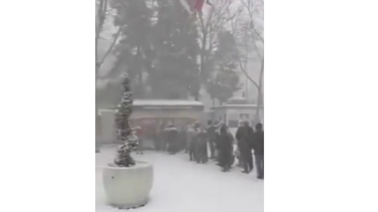 Eksi 5 derecede ucuz ekmek kuyruğu. İhaleci müteahhitlerin sofrasında her şey var fakirin sofrasın halk ekmeği