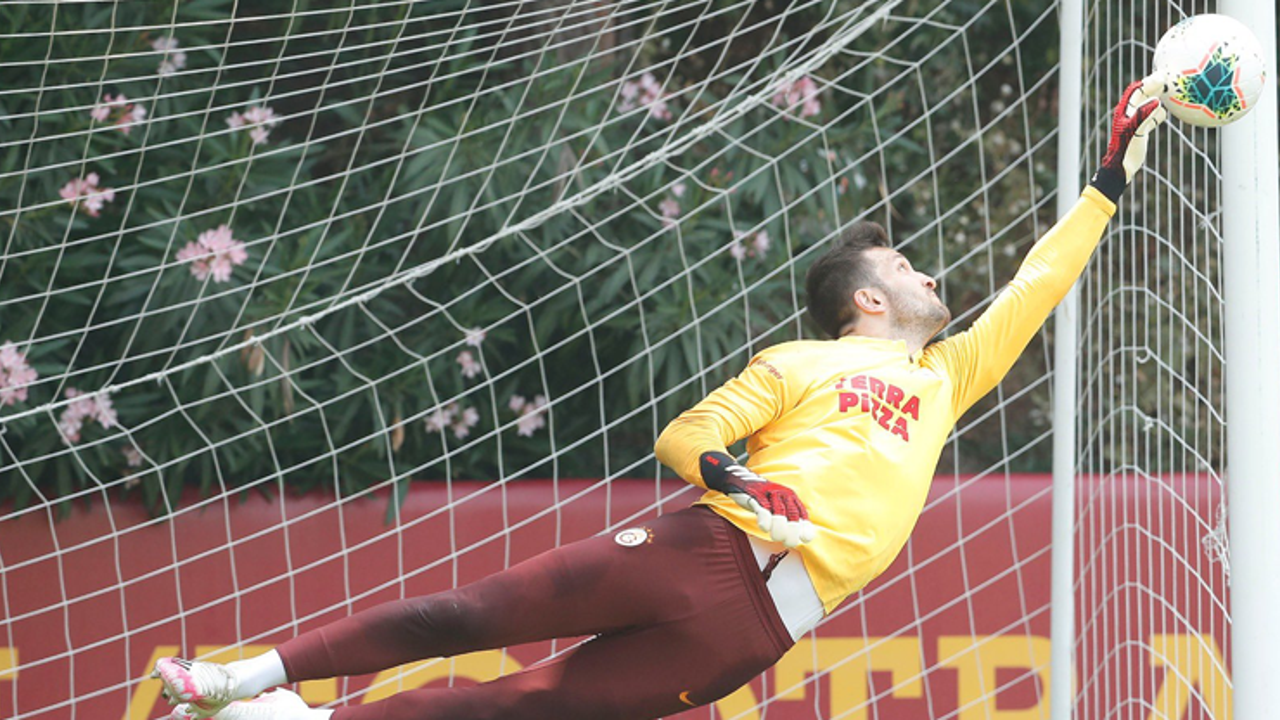 Galatasaray'da kaleye kim geçiyor?