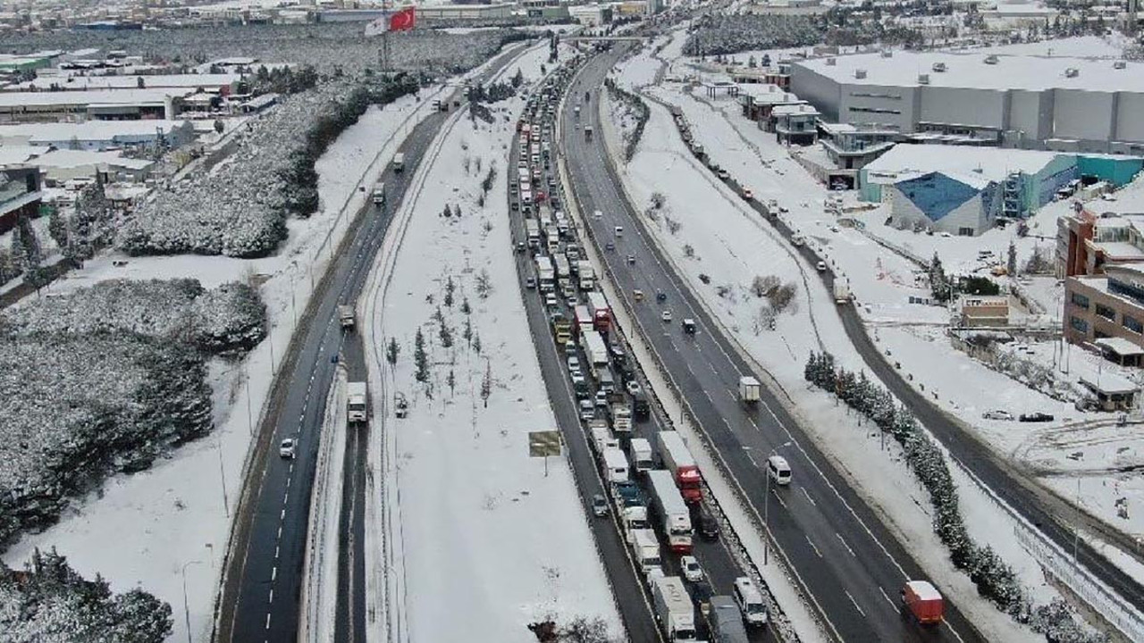 Karayolları'nın sorumluluğundaki TEM ve Kuzey Marmara yolu felç. İstanbul'a giden tır, kamyon ve otobüslere izin yok