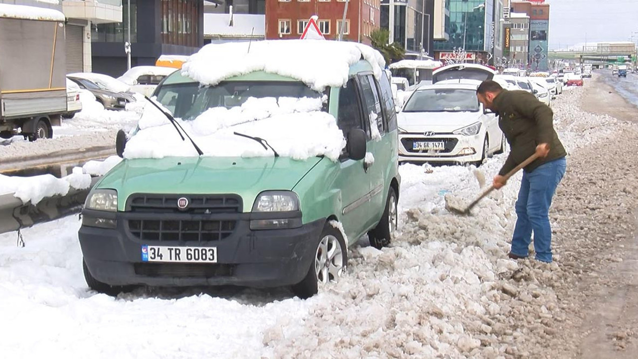 Küreğini kapan otoyol kenarına bıraktığı aracını çıkarmaya geldi