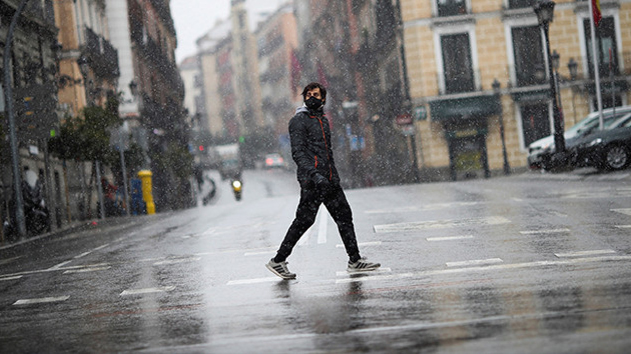 Polonya'da 1 milyona yakın kişi karantinada