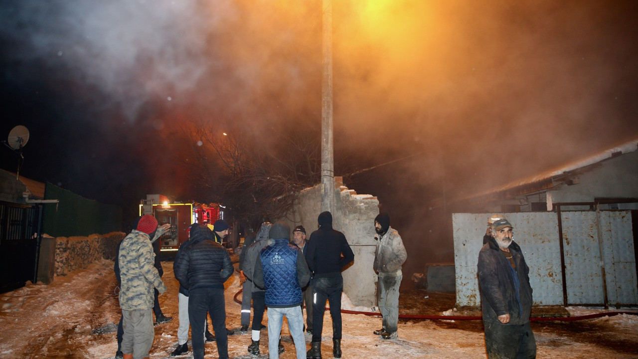 Eskişehir'de ağıl yangını: 80 hayvan öldü