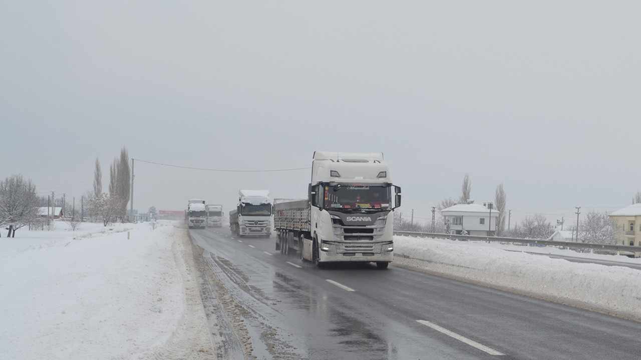 Aksaray- Ankara kara yolu 16 saat sonra ulaşıma açıldı
