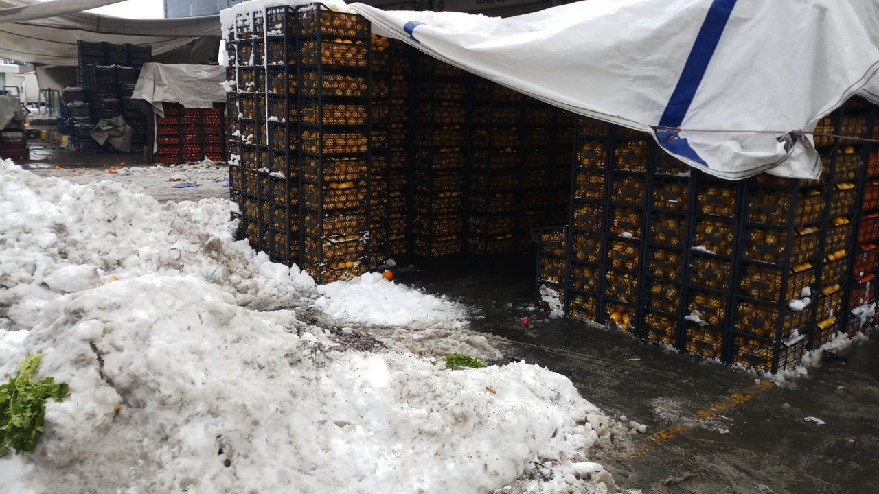 Kar yağışı hal esnafını da vurdu