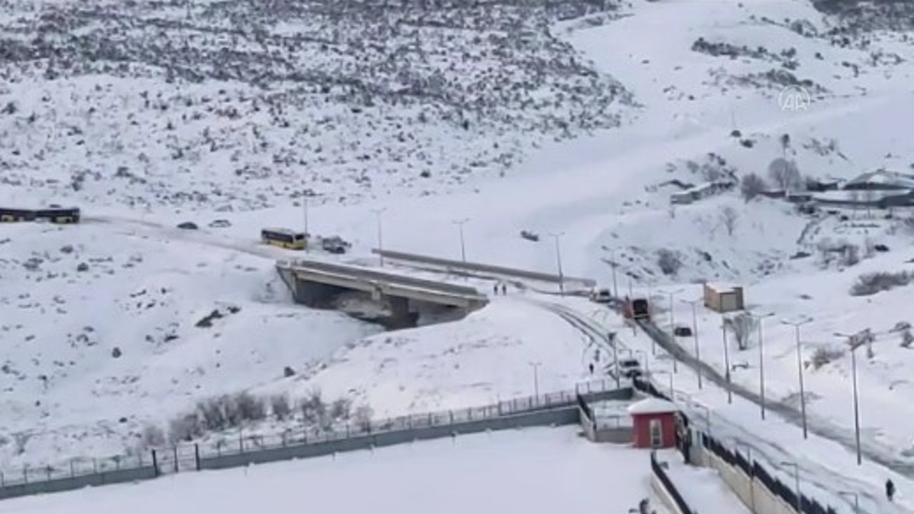 Bahçeşehir-Ispartakule bağlantı yolunda araçlar ilerleyemiyor