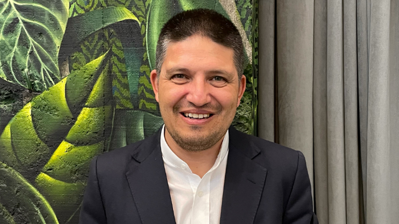 Parayı bulduktan sonra attığı tweete pişman edildi. Ünlü iş adamı kardan işe gelemeyenleri aşağıladı