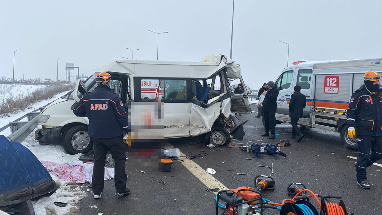 Feci kaza! TIR minibüse çarptı: 2’si çocuk 3 ölü