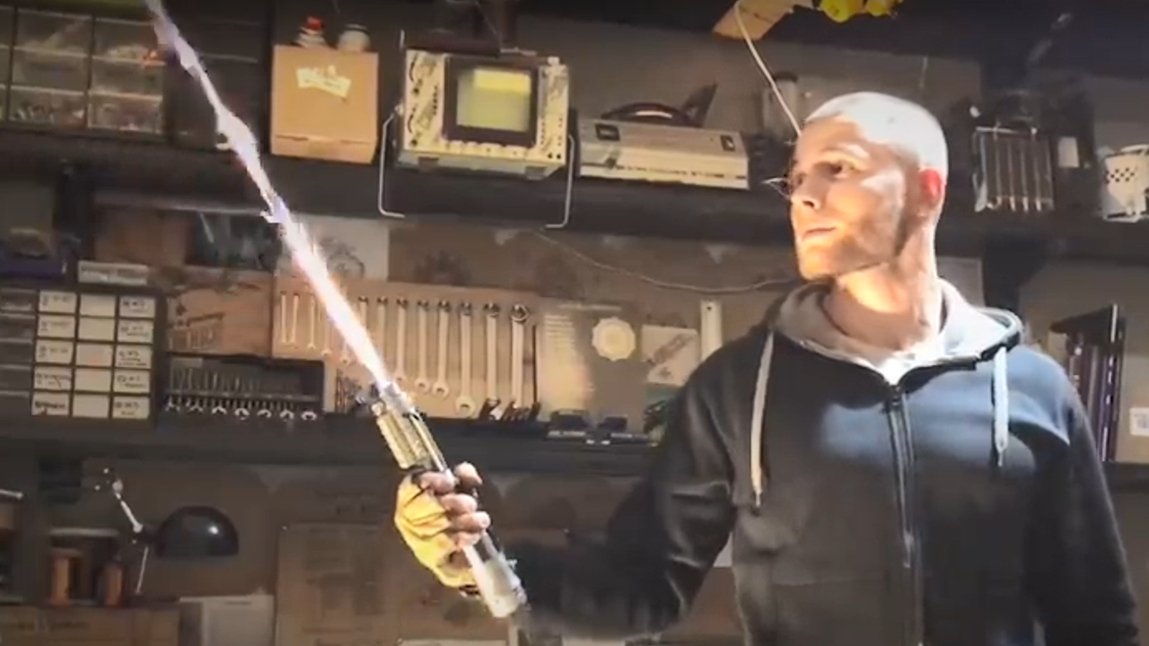 Dünyada bir ilk: Çeliği kesebilen ışın kılıcı. Yıldız Savaşçılarından esinlendi