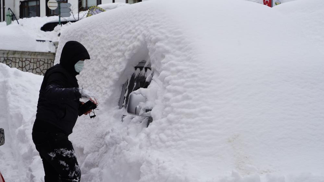 Kastamonu'da kar araçları yuttu