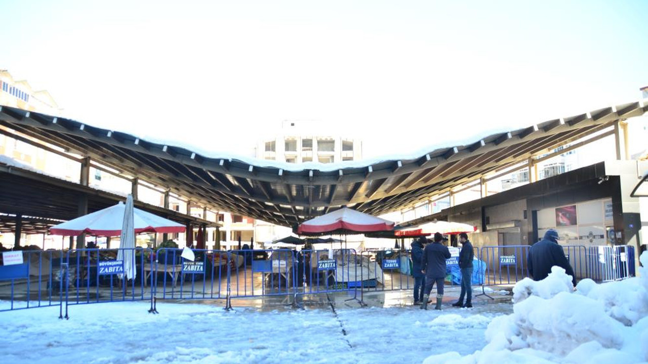 Samsun'da pazar yerinin çatısı çöktü