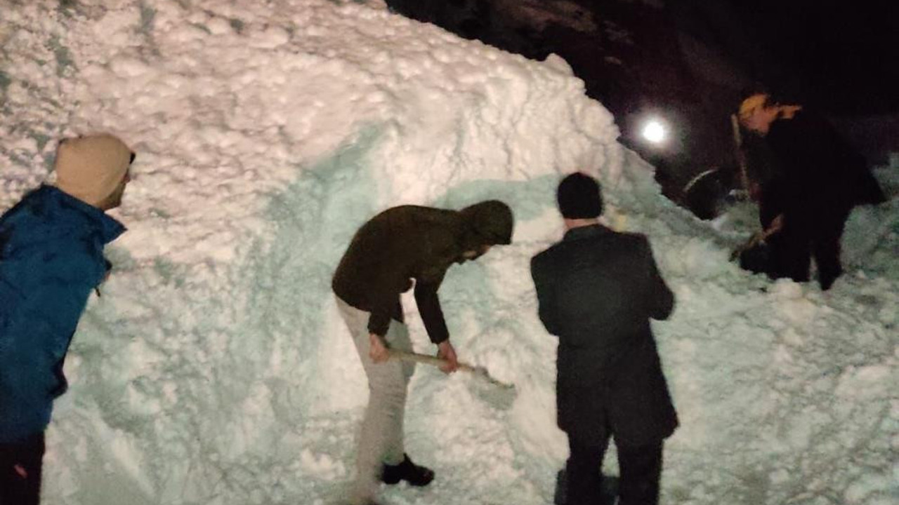 Yüksekova'da çığ düştü 20 kişi mahsur kaldı