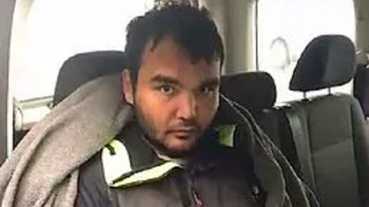 Afgan gaspçı, genci kıyafetlerine kadar soyup ölüme terk etti