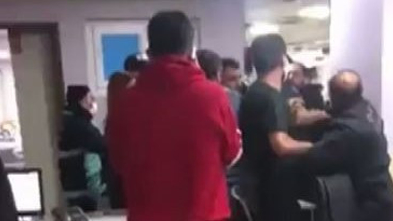 Hastanede ambulans gecikti dayağı