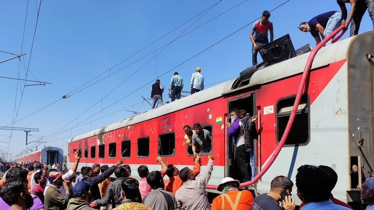 Hindistan’da yolcu treninde yangın!
