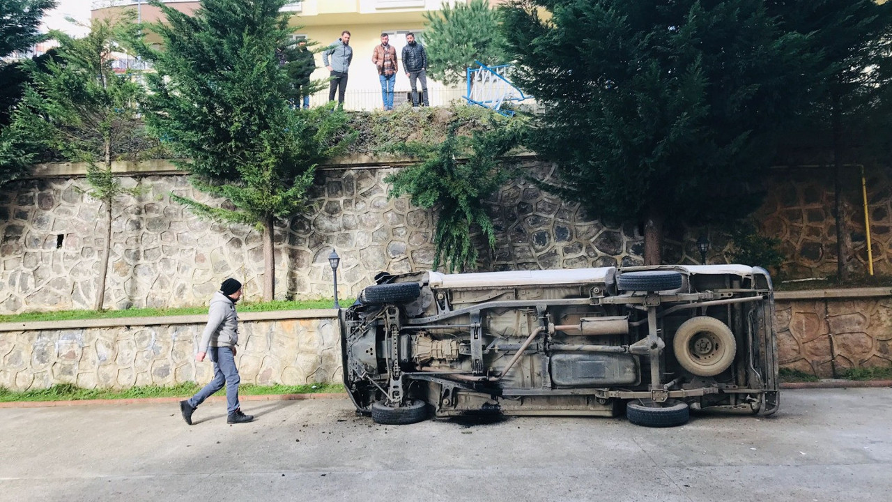Kamyonet site bahçesine düştü: 3 kişi yaralandı