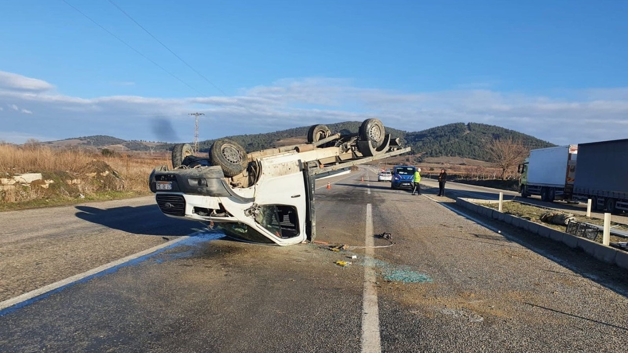 Takla atan kamyonetteki 2 kişi yaralandı